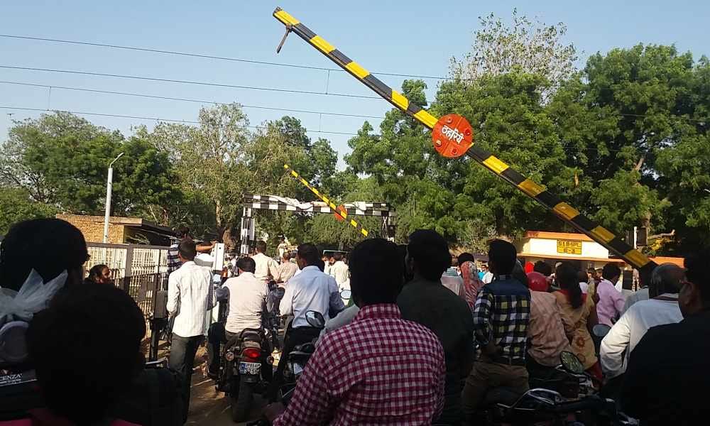 rajdhani express crossed open gate track in mathura