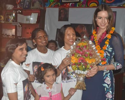 miss universe Britain in sheroze hangout cafe agra