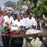 कांग्रेस ने आज बैलगाडी, ऊंटगाडी, घोड़ागाड़ी के साथ अनूठा प्रदर्शन किया