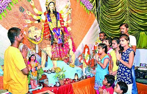 मां के जयकारों से गूंजे मंदिर