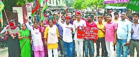‘हिंसा करने वालों को संरक्षण दे रही सरकार’