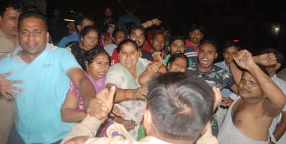 Rape with baby, women entered the police station and beat the police, ruckus