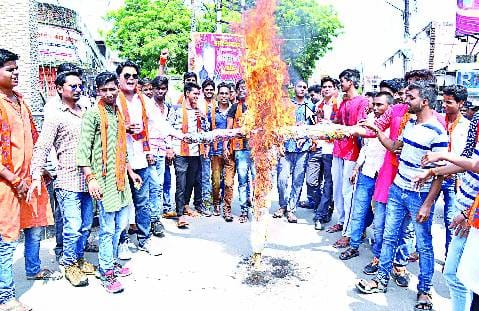 एबीवीपी ने बीएचयू और पुलिस प्रशासन का पुतला फूंका, प्रदर्शन