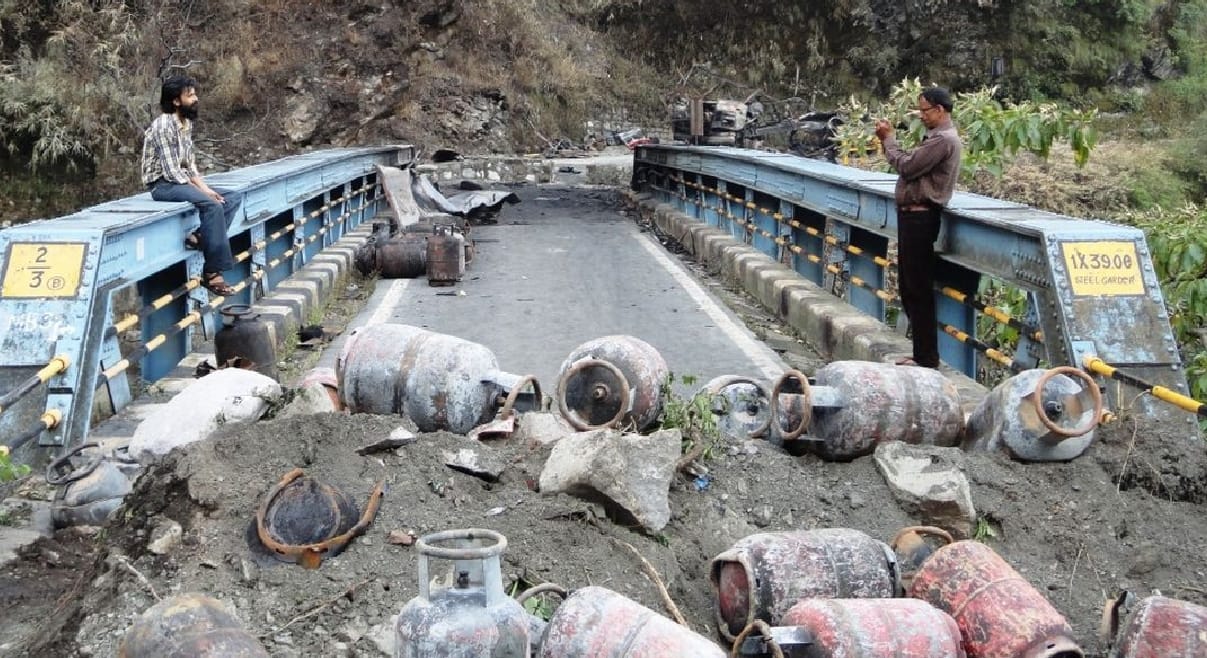 People took selfie with burnt cylinders after blast in nainital