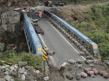 People took selfie with burnt cylinders after blast in nainital