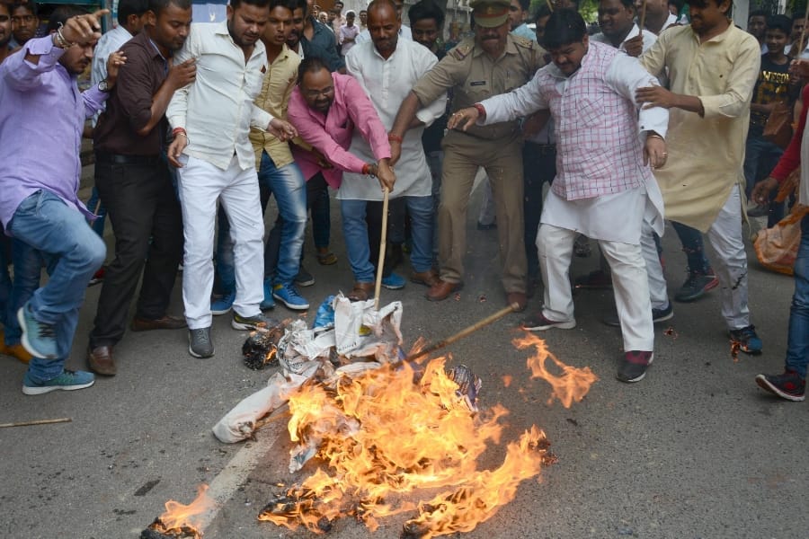 congressmen protest against lathicharge in Lucknow.