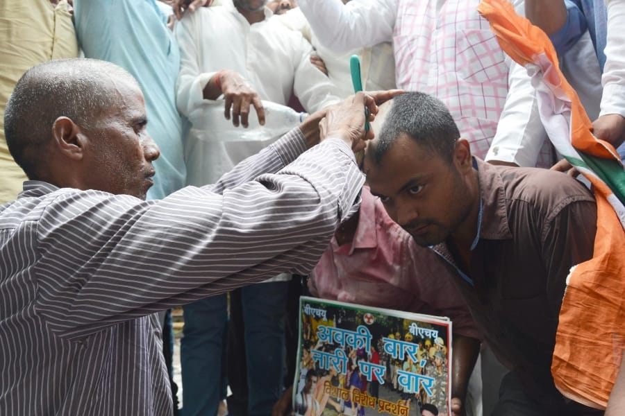 congressmen protest against lathicharge in Lucknow.