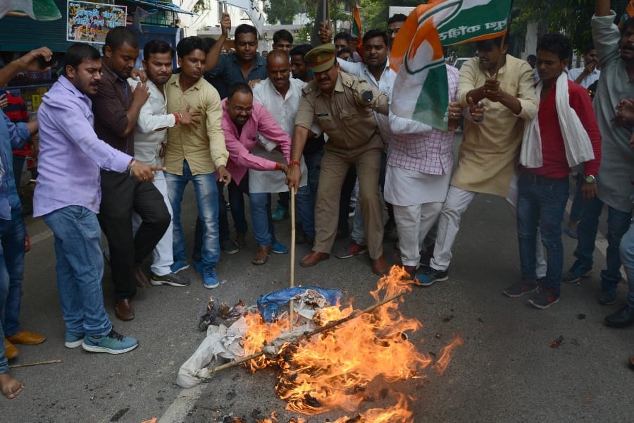 congressmen protest against lathicharge in Lucknow.