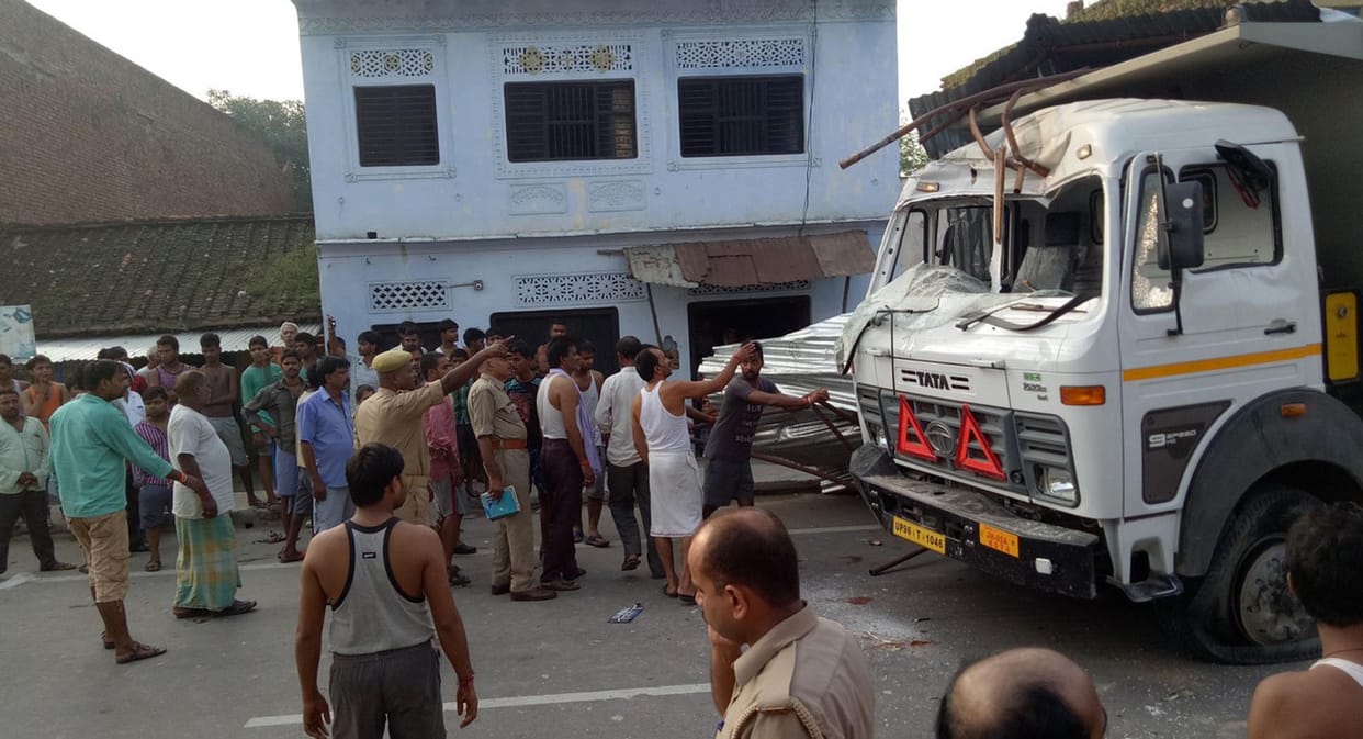 jaunpur road accident dumper hit mother and daughter