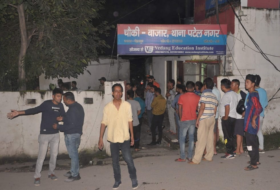 salesman and youth fight for buy beer on overrate