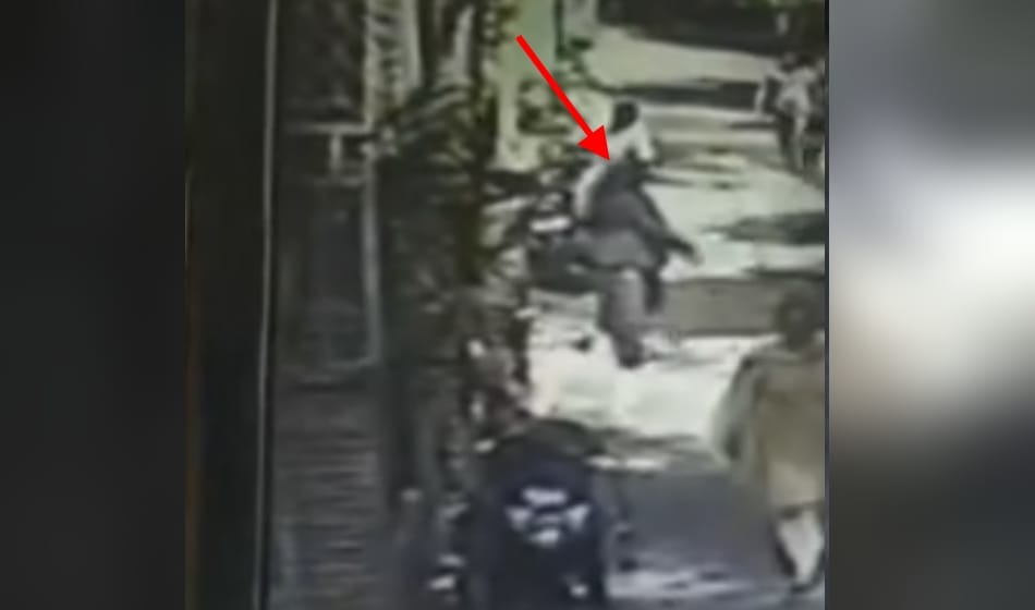 honeypreet caught in cctv footage in delhi, she was seen in burqa outside her lawyer house