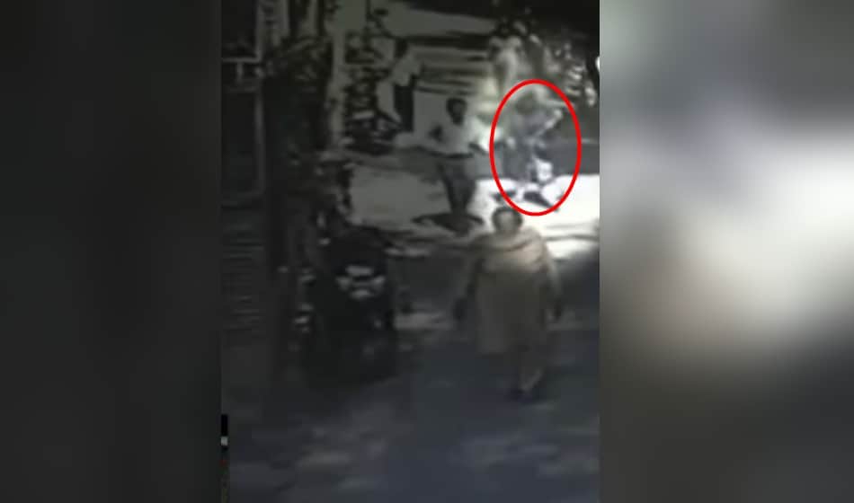 honeypreet caught in cctv footage in delhi, she was seen in burqa outside her lawyer house