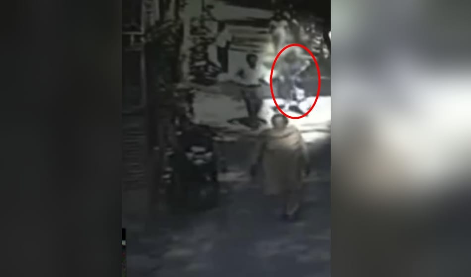 honeypreet caught in cctv footage in delhi, she was seen in burqa outside her lawyer house