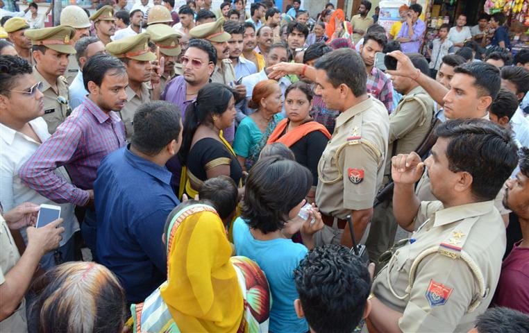 महिलाओं ने राजस्व टीम को दौड़ा लिया