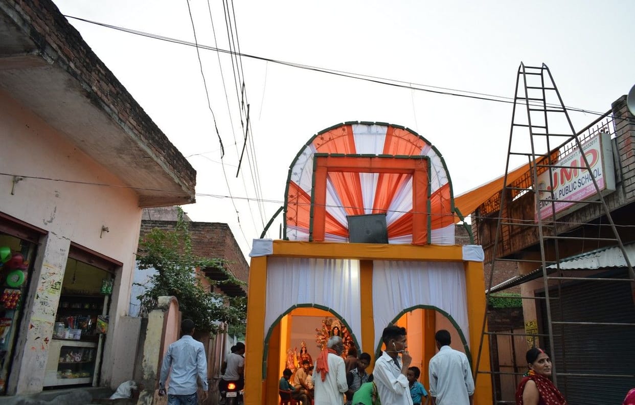 तार के नीचे बना दिए गए पूजा पंडाल