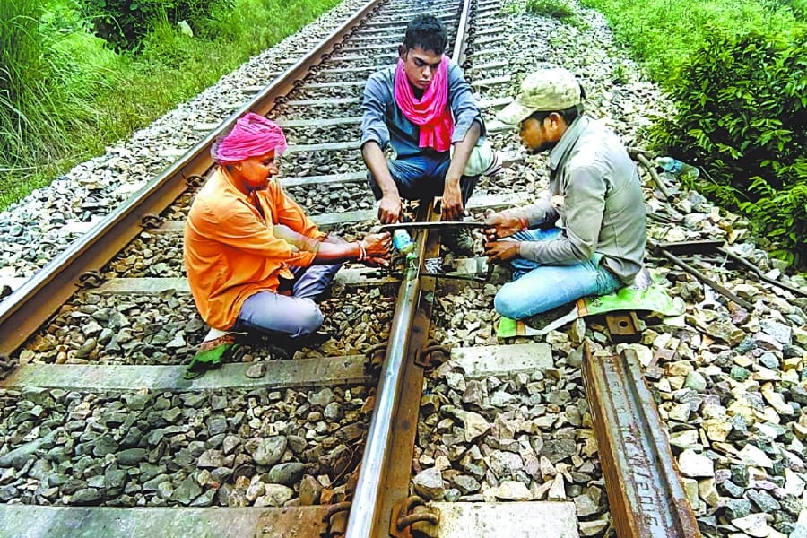 train runs on a broken track in barabanki.