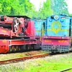 पटरी से उतरा ट्रेन का इंजन