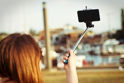 GIRL FALLS FROM CLIFF WHILE TAKING SELFIE AT PATALPANI INDORE DIES ON SPOT