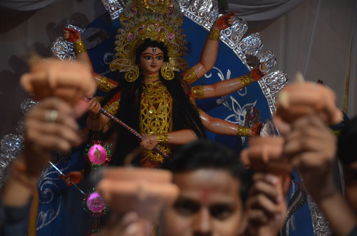 maan ke darshan ko lagee rahee bheed