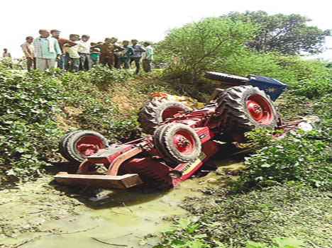 tractor unrgone in patholes, 12 injured 