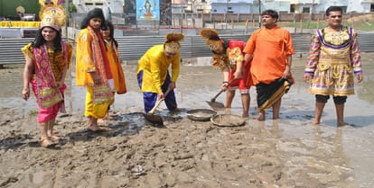 सफाई करते रामलीला कलाकार