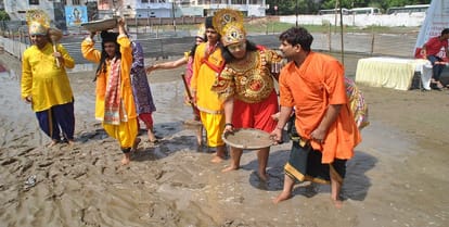 see, ram and Laxman saw arrows, shovels instead of bow