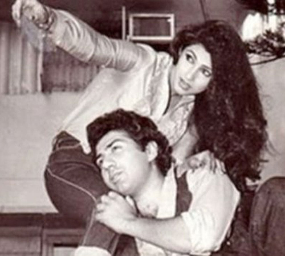 Dimple Kapadia & Sunny Deol Spotted HOLDING HANDS In London