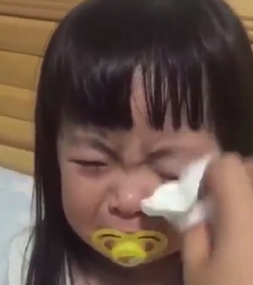 viral video this cute girl does not want to stop crying 