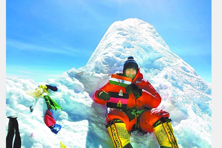 IPS aparna climbeb over eighth highest peak of the world.