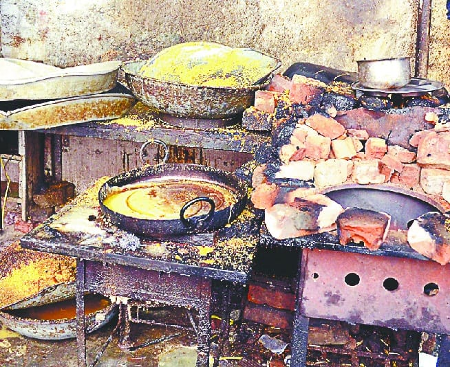 farsh par cholaai ke laadu
