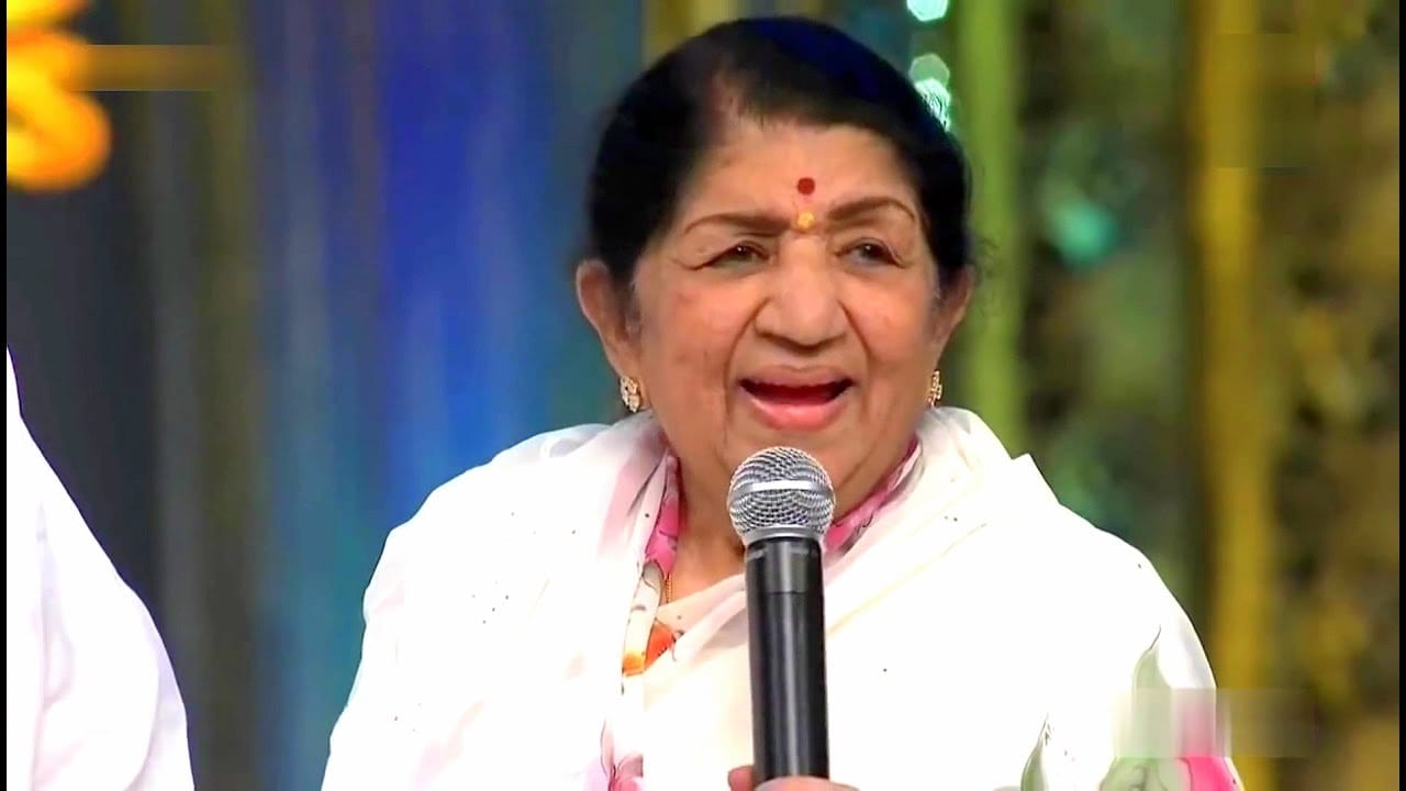 lata mangeshkar tweets on hospitalised rumours