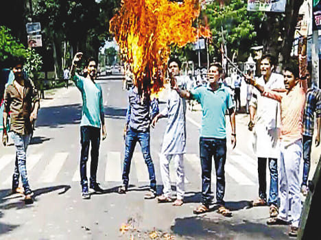 Blow CM's effigy against black sticks in BHU