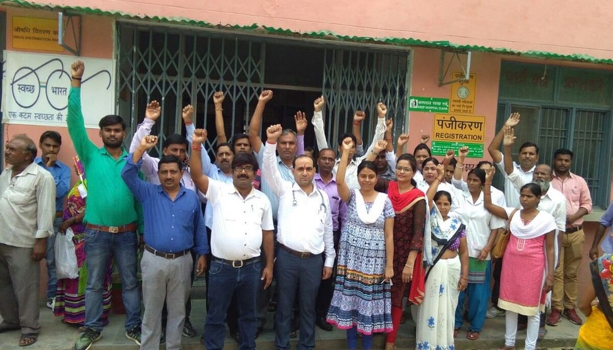 साथी की हत्या के विरोध में चिकित्सकों ने ठप की स्वास्थ्य सेवा