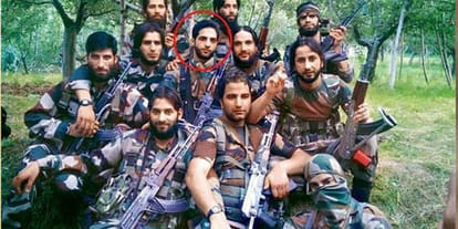 pakistani terrorist Naveed seen with hizbul commander saddam padder, photo viral on social media