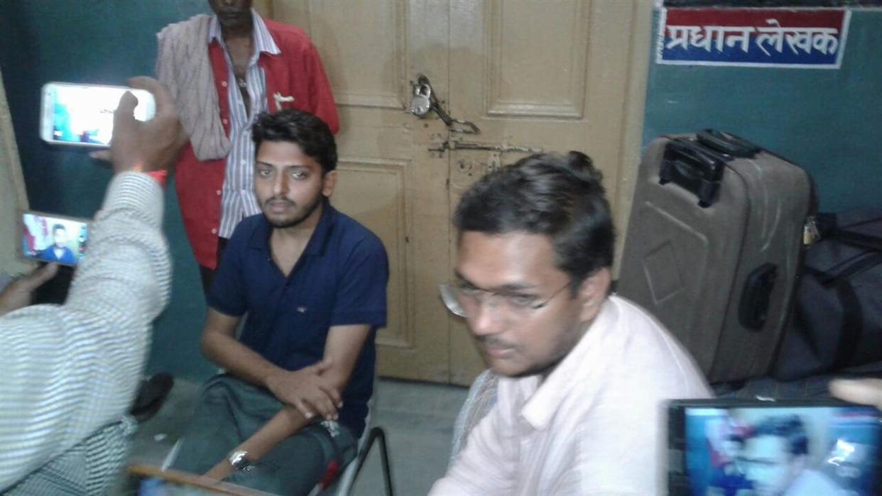 Amu students and Bangali family fight in Kalka Express