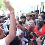 कांग्रेसी कार्यकर्ताओं से घिरे रामदेव