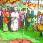 कपकोट में पूजा करते श्रद्धालु।