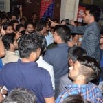 रेलवे स्टेशन पर हंगामा कर रहे छात्रों को समझाते छात्र नेता।