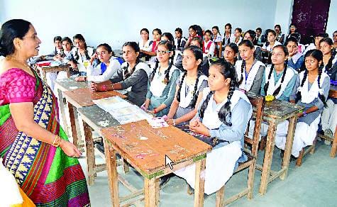 छात्राओं को स्वास्थ्य और शिक्षा की जानकारी दी