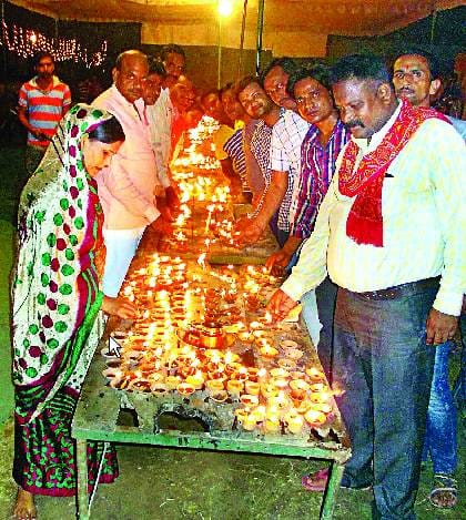 श्रद्धा के दीयों से जगमगाया मां वैष्णो दरबार