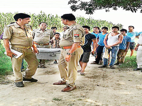 thives intered via roof into the house, stolen lacks worth goods 