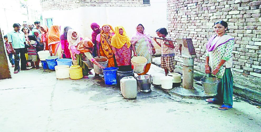 1.5 lakh people are not getting water, forced to drink contaminated water