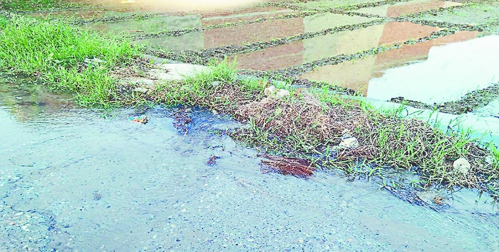 प्रयाग घाट भैरों गली में फटे मकान