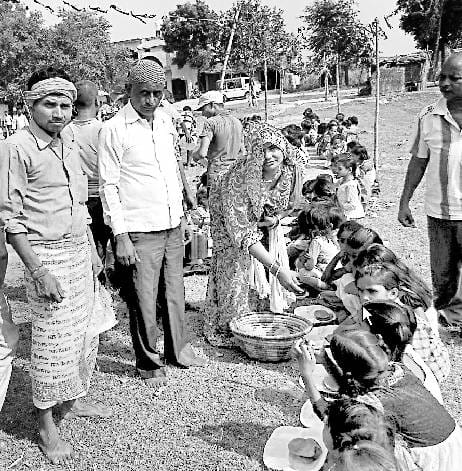 कन्या भोज, रासलीला का मंचन किया गया
