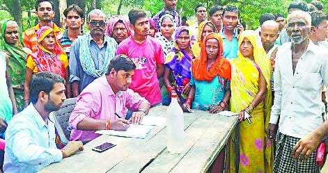 कोटेदार की जांच करने पहुंचे पूर्ति निरीक्षक, ग्रामीणों ने काटा हंगामा