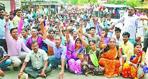 रोजगार सेवकों ने लाठीचार्ज के विरोध में किया प्रदर्शन