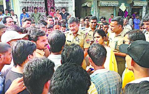 जर्जर हाईवे को लेकर मोहल्ले वालों ने लगाया जाम, प्रदर्शन