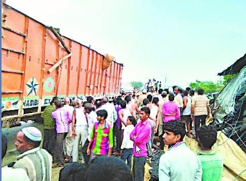 होटल पर पलटा अनियंत्रित ट्रक, दो भाइयों की मौत