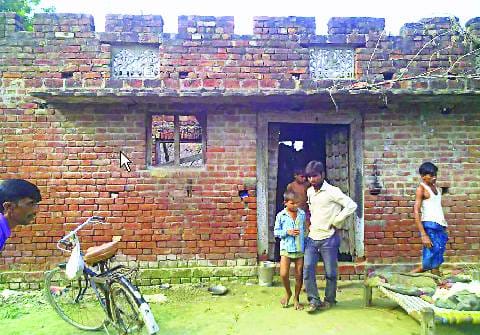 मुफलिसी में दिन गुजार रहा मृतकों का परिवार