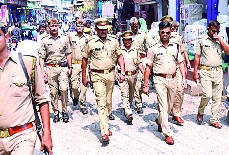 पैदल गश्त कर कराया सतर्कता का अहसास